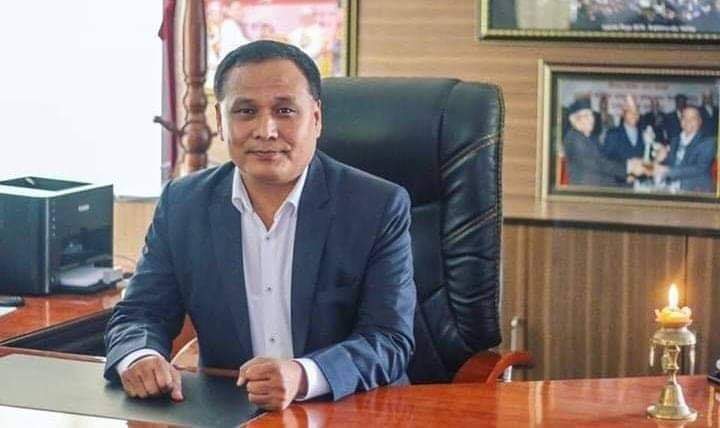 प्रिमियम महसुल नतिर्ने उद्योगको लाइन काट्नु कानुनी कदम : मन्त्री घिसिङ