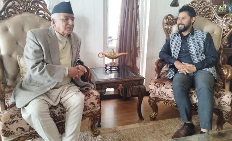 राष्ट्रपतिका उम्मेदवार रामचन्द्र रविको ‘दैलो’ मा, भयो यस्तो कुराकानी