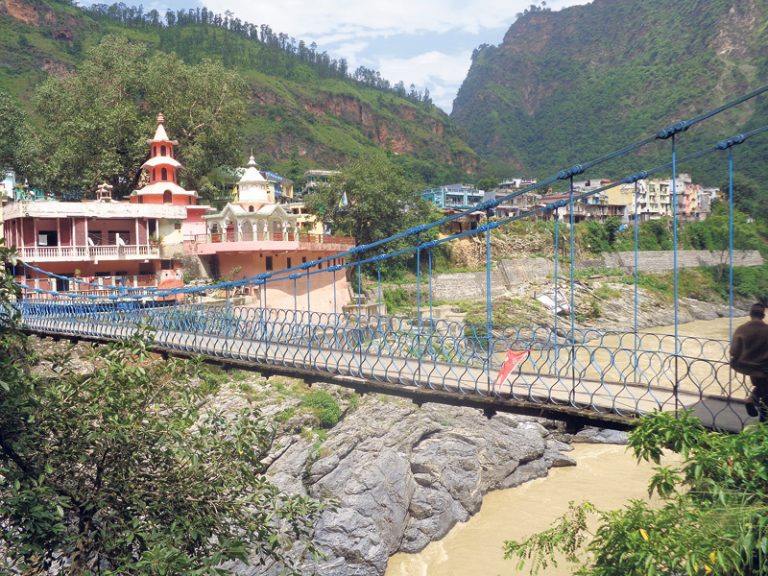 झुलाघाटमा मोटरेबल पुल निर्माणका लागि भारतीय टोलीद्वारा निरीक्षण