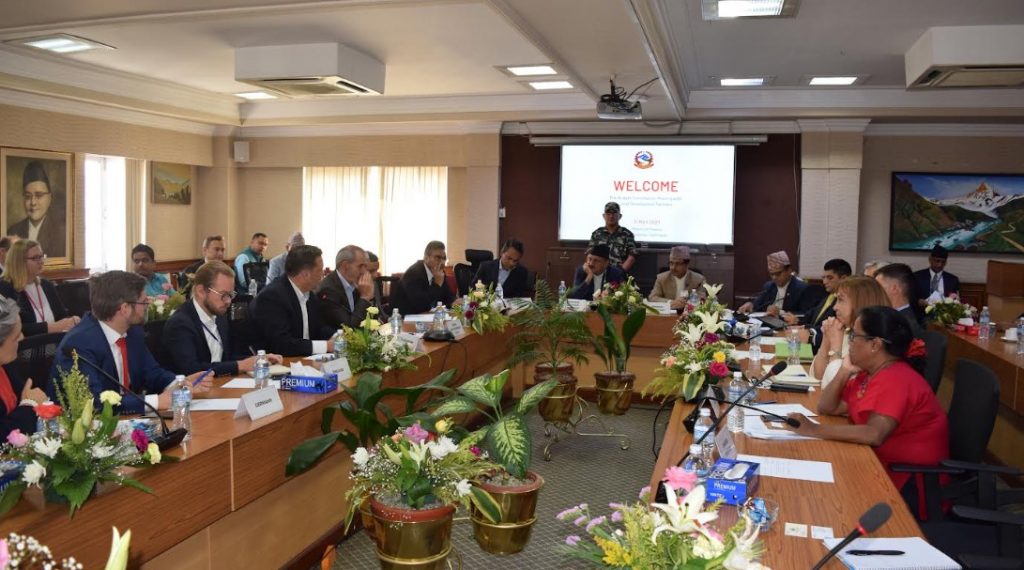 अन्तर्राष्ट्रिय विकास साझेदारहरुसंग अर्थमन्त्रीको छलफल, ऋण संगसंगै अनुदान बढाउन आग्रह