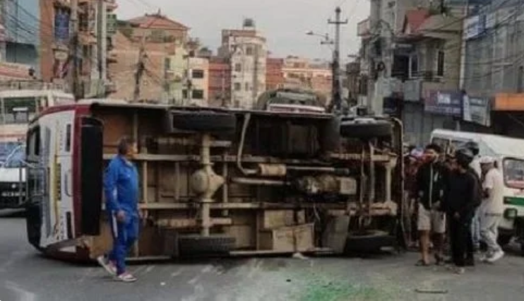 इमाडोलमा बस पल्टिंदा १९ जना घाइते