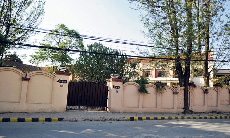 ललिता निवासमा तारबार लगाउँदै काठमाडौं महानगरपालिका