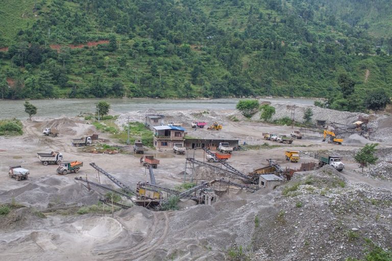 आजदेखि क्रसर उद्योगहरुले बेच्न छोडे गिट्टी बालुवा