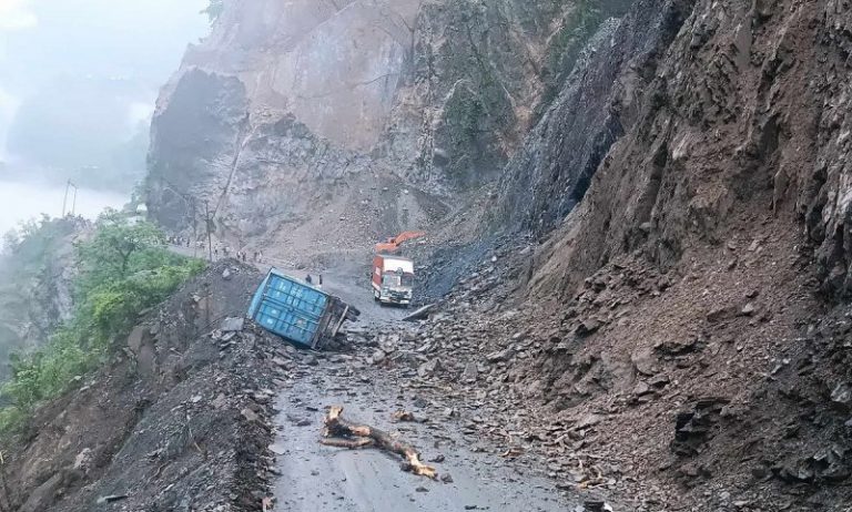 मुग्लिन-नारायणगढ सडकखण्ड फेरि अवरुद्ध, पहिरो झरेको स्थानमा ट्रक पल्टियो