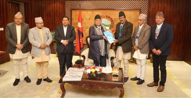 आयोगले प्रधानमन्त्रीलाई बुझायो मिटरब्याज सम्बन्धी प्रतिवेदन