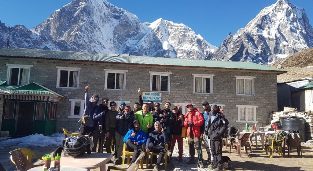 तिब्बततर्फ सगरमाथा क्षेत्रमा फसेका ३०० भन्दा बढी पर्वतारोहीको उद्धार