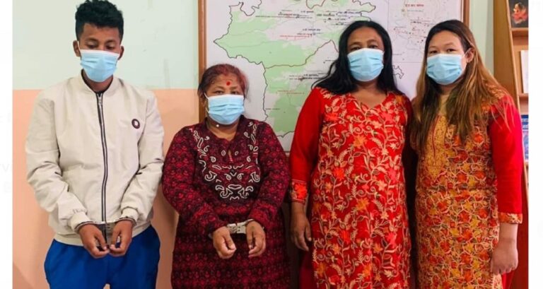 नगर प्रहरी कुटेको आरोपमा काभ्रेबाट पक्राउ परे ४ जना फुटपाथ व्यापारी