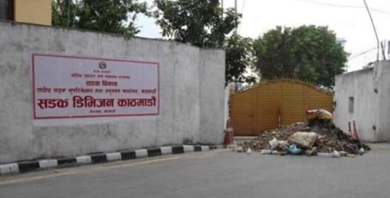 महानगर-सडक डिभिजन किचलो: त्यसरी फोहोर फाल्नु बलमिच्याइँ तथा अराजक शैली