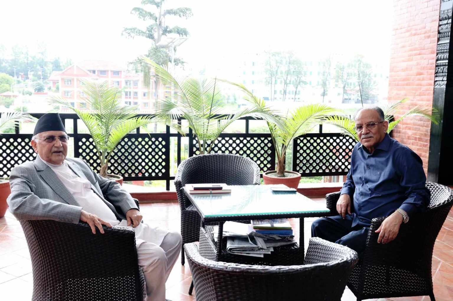 ओलीलाई बालुवाटारमा प्रचण्डको बोलावट, राष्ट्रपतिसंग पनि अहिले भेट गर्दै