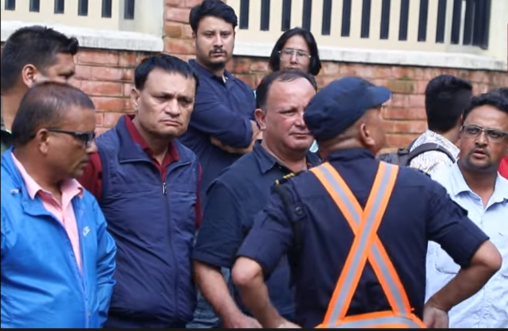 विमान दुर्घटनाका आफन्त भन्छन्: बीमा र क्षतिपूर्तिबिना शव बुझ्दैनौं