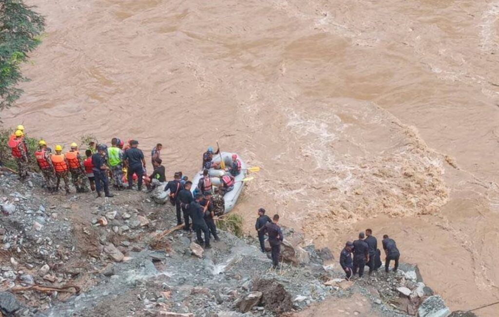 त्रिशूलीले विद्युत् आयोजनाका २ वटा एक्साभेटर र ३ वटा टिपर बगायो