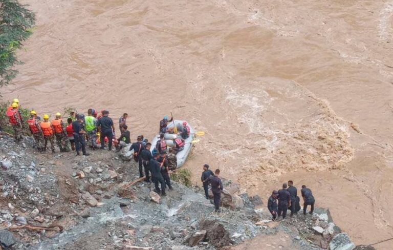 त्रिशूलीले विद्युत् आयोजनाका २ वटा एक्साभेटर र ३ वटा टिपर बगायो