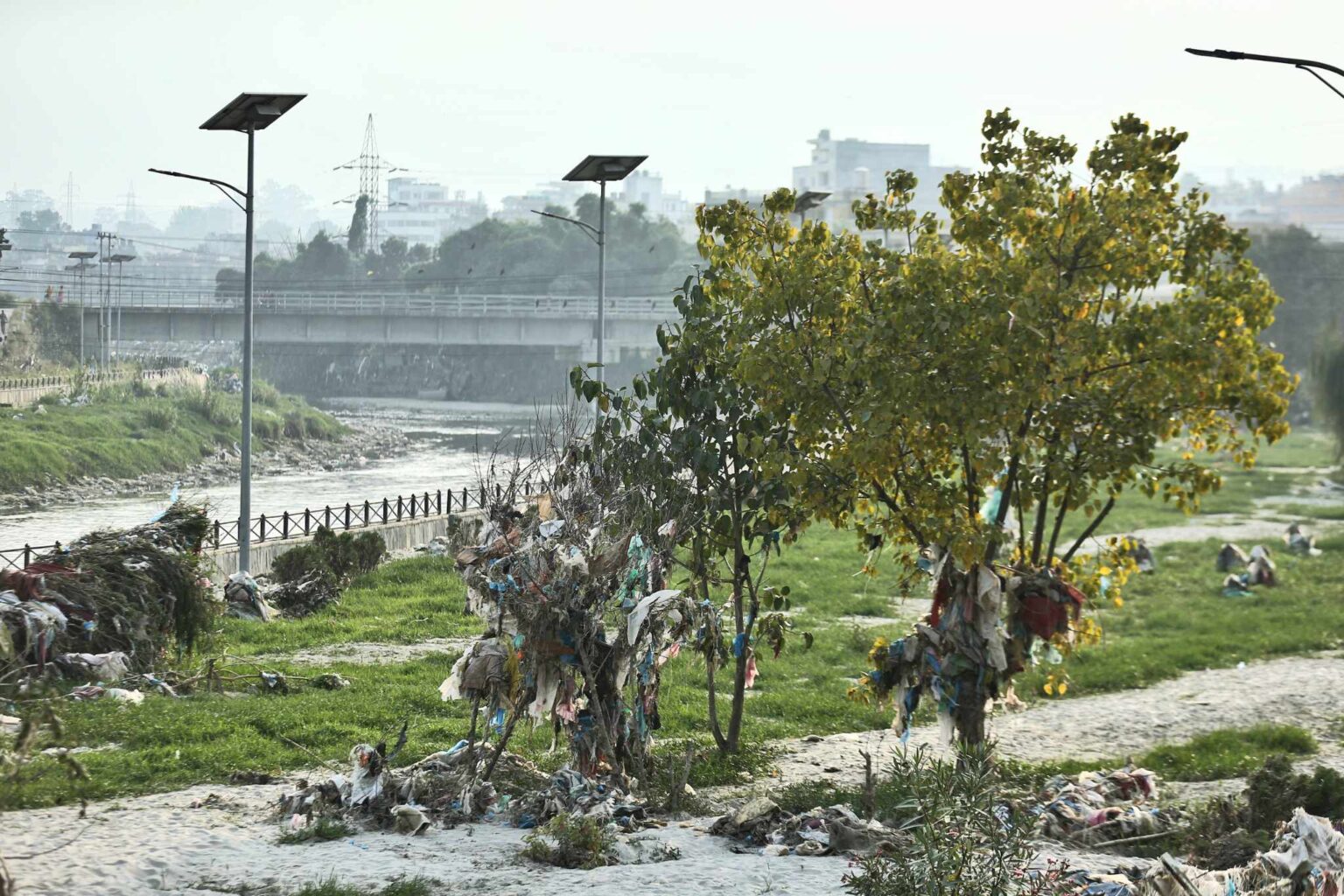 बाढीले खोलामा थुपारेको फोहोर संकलन गर्न ललितपुरले २ हजार स्वयंसेवक खटाउने