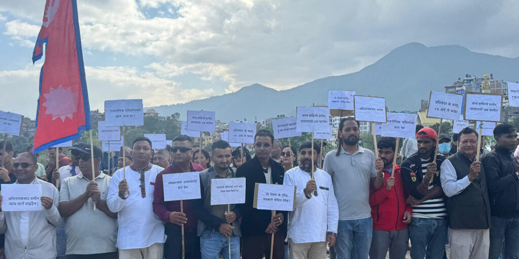 कीर्तिपुरमा मौन प्रदर्शन गर्दै रास्वपाले भन्यो: प्रधानमन्त्रीले लिएको जग्गा दान होइन, घुस हो
