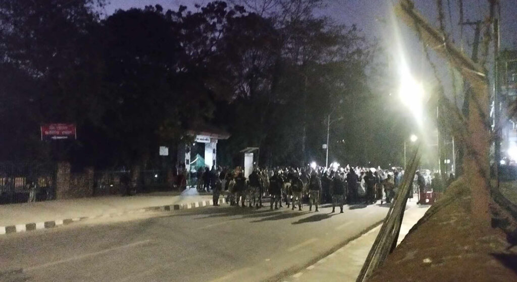 रास्वपा समर्थकहरूमा खुशीयाली, अदालतबाहिर नारावाजी