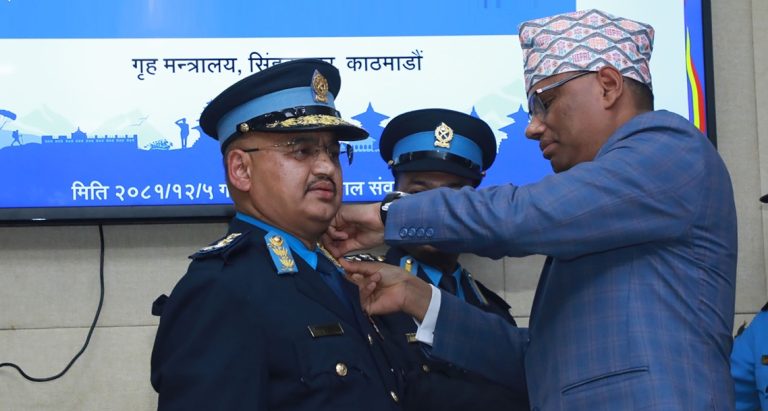 नवनियुक्त महानिरीक्षक दीपक थापालाई दर्ज्यानी चिह्न प्रदान