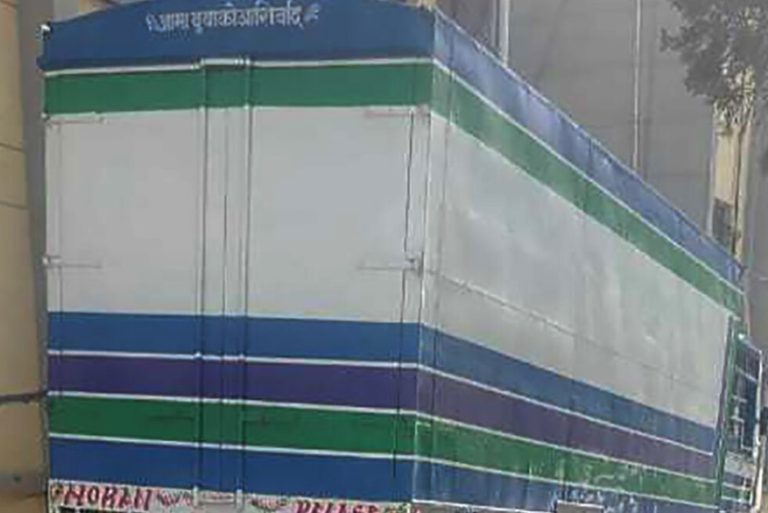 टोखामा प्रहरीद्वारा २० करोड रुपियाँले भरिएको ट्रकसहित दुई जना पक्राउ