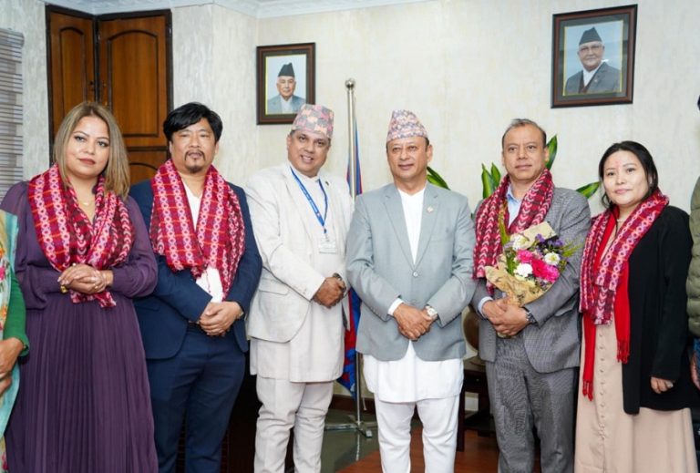 ऊर्जा क्षेत्रमा लगानी गर्न एनआरएनएलाई ऊर्जामन्त्री खड्काको आग्रह