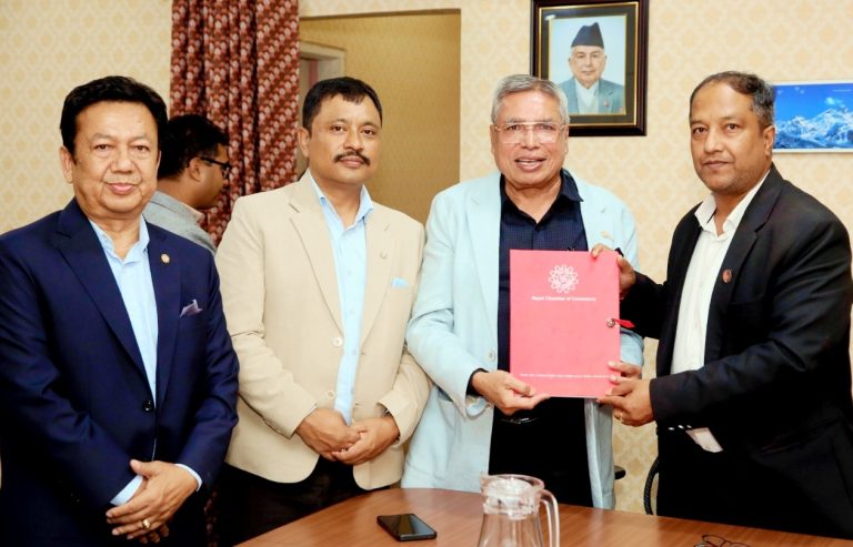 चेम्बरद्वारा उद्योगमन्त्रीलाई व्यापारिक उधारो असुलीसम्बन्धी विधेयकको प्रारम्भिक मस्यौदा हस्तान्तरण