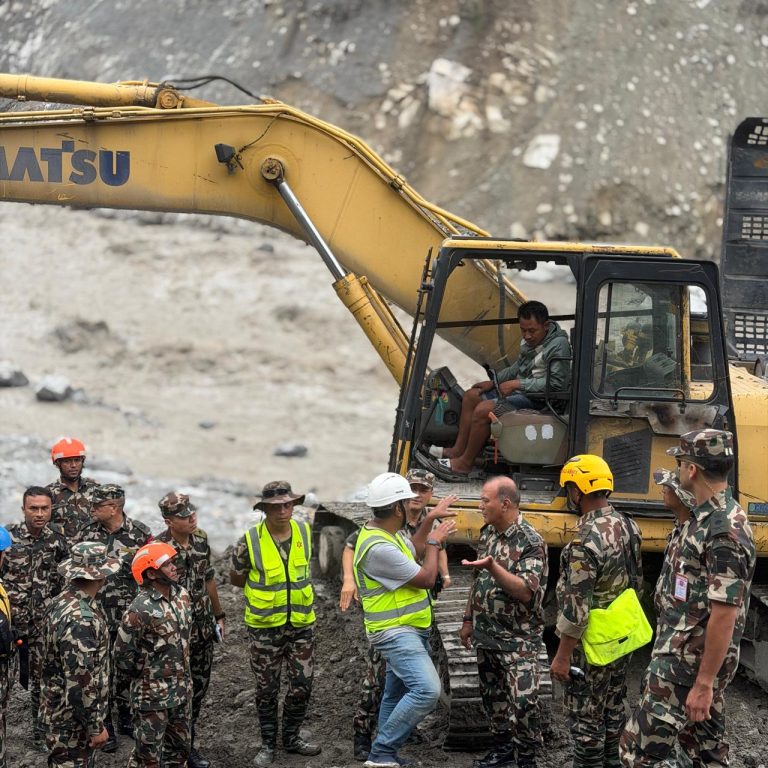 बाढीको नवौँ दिन प्रधानसेनापतिद्वारा प्रभावित क्षेत्रको स्थलगत निरीक्षण