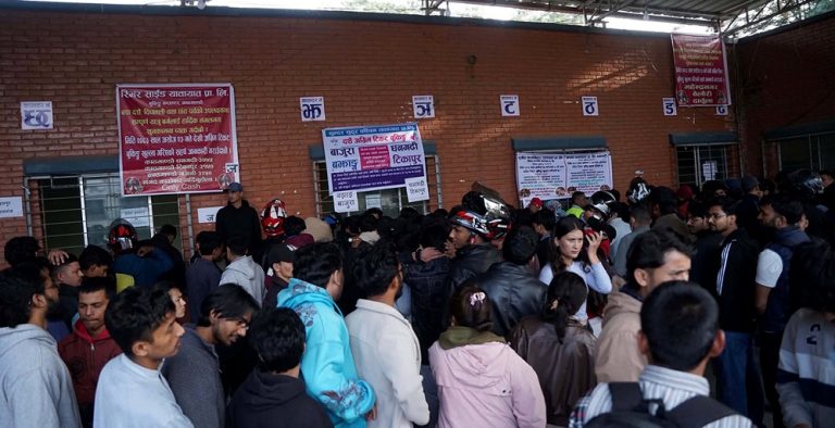 दसैंका लागि अग्रिम टिकट बुकिङ खुला, रातिदेखि नै यात्रुको लाइन